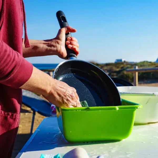 cleaning camping pan