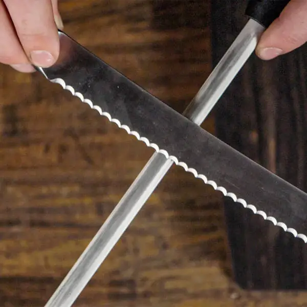 sharpening serrated knife with rod