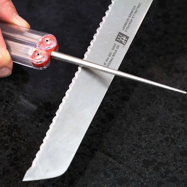sharpening serrated knife with steel rod
