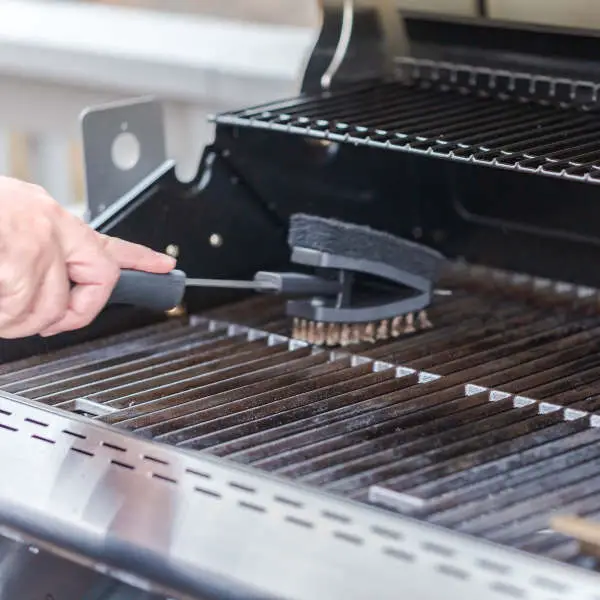 cleaning gas grill grates with brush