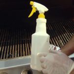 cleaning-grill grates with vinegar and aluminum foil