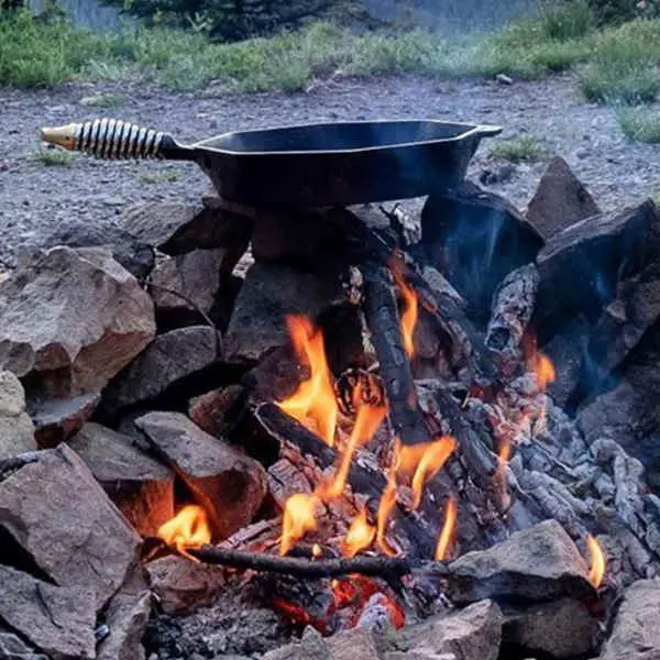 Gusseisenpfanne über offenem Feuer