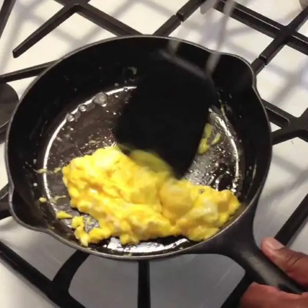 cooking eggs on cast iron