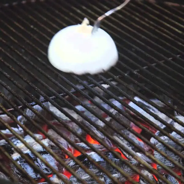 cleaning-charcoal grill grate with onion