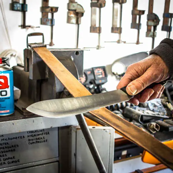 sharpening knife with leather belt