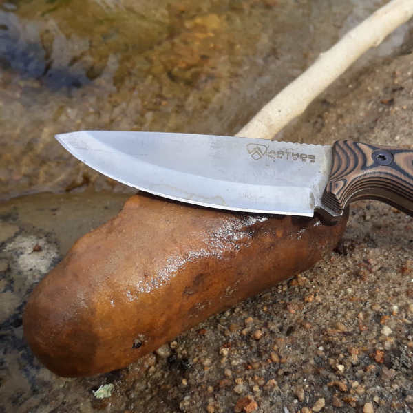 sharpening knife with rock