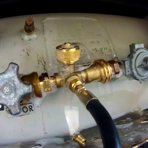 RV propane tank quick connect fitting