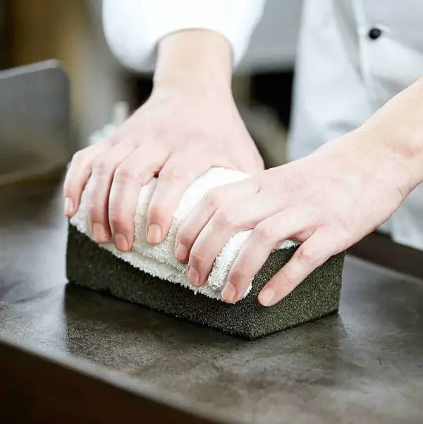 cleaning flat top grill with grill brick