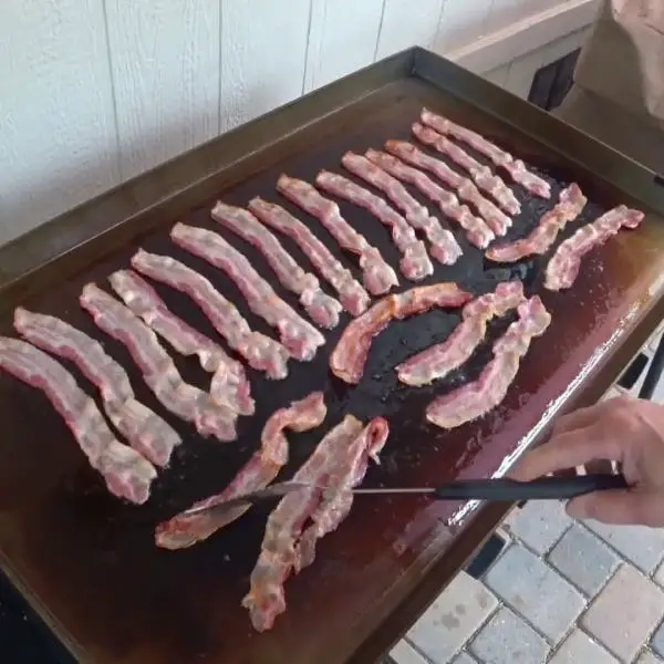 cooking bacon on griddle